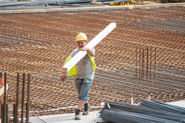 "The New York Times" przypomina, że w Polsce swoje ośrodki produkcyjne i dystrybucyjne otwierają kolejne międzynarodowe firmy