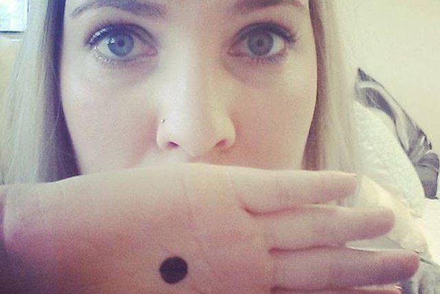 O co chodzi z symbolem czarnej kropki?