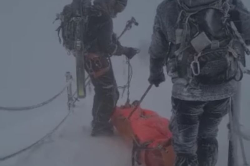 Grupa ratowników GORP Karkonosze ewakuowała wyziębionych turystów.