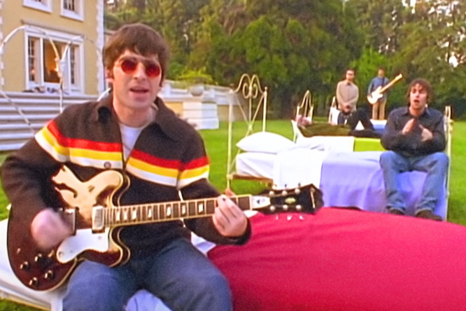 Oasis zagrali swój największy hit po 16 latach. Bracia nie kryli łez wzruszenia Oasis wrócili po 16 latach. Bracia zaśpiewali "Wonderwall" i uronili łzę