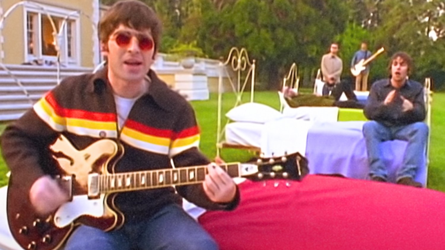 Oasis zagrali swój największy hit po 16 latach. Bracia nie kryli łez wzruszenia Oasis wrócili po 16 latach. Bracia zaśpiewali "Wonderwall" i uronili łzę