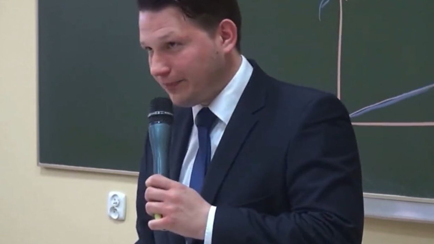 Sławomir Mentzen zachwalał leczenie u wiejskiej baby.