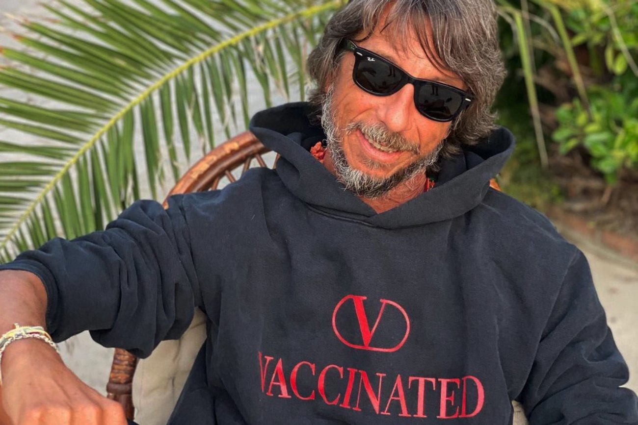 Marka Valentino wspiera akcję globalnych szczepień na COVID-19. Ile kosztuje bluza "(V) VACCINATED"?