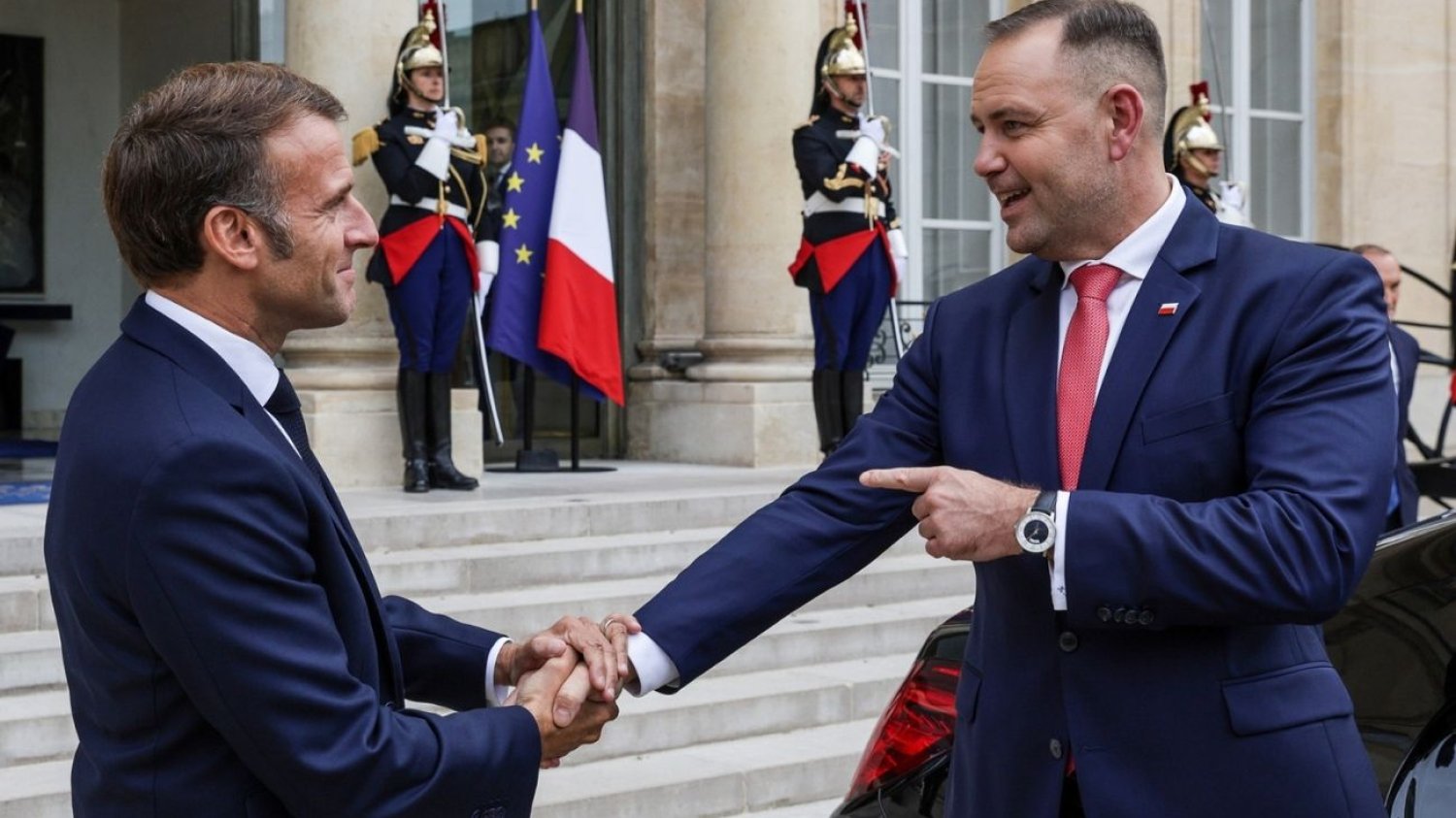 Nawrocki niczym Trump? Ten gest prezydenta RP coś przypomina. Nawrocki niczym Trump? Ten gest prezydenta RP coś przypomina.