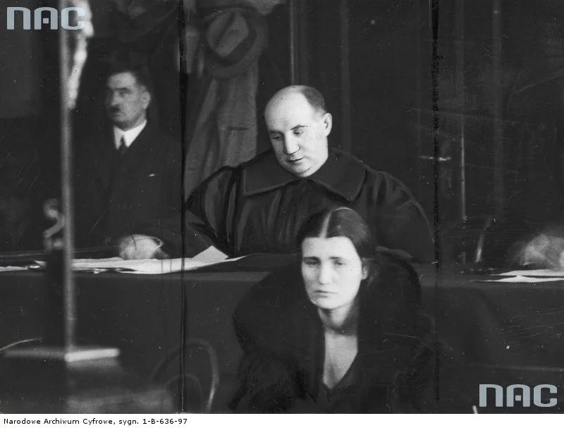 Oskarżona Rita Gorgonowa podczas procesu w Krakowie. Za oskarżoną widoczny jej obrońca Maurycy Axer.