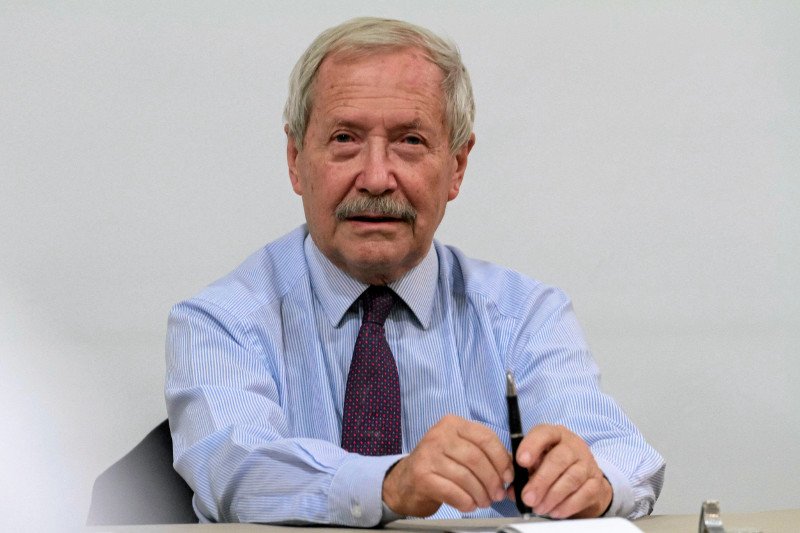 Janusz Onyszkiewicz były minister obrony narodowej.