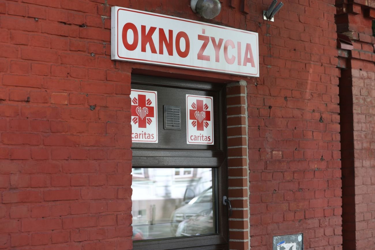 2-letni chłopiec w oknie życia we Wrocławiu. Policja szuka jego rodziców.