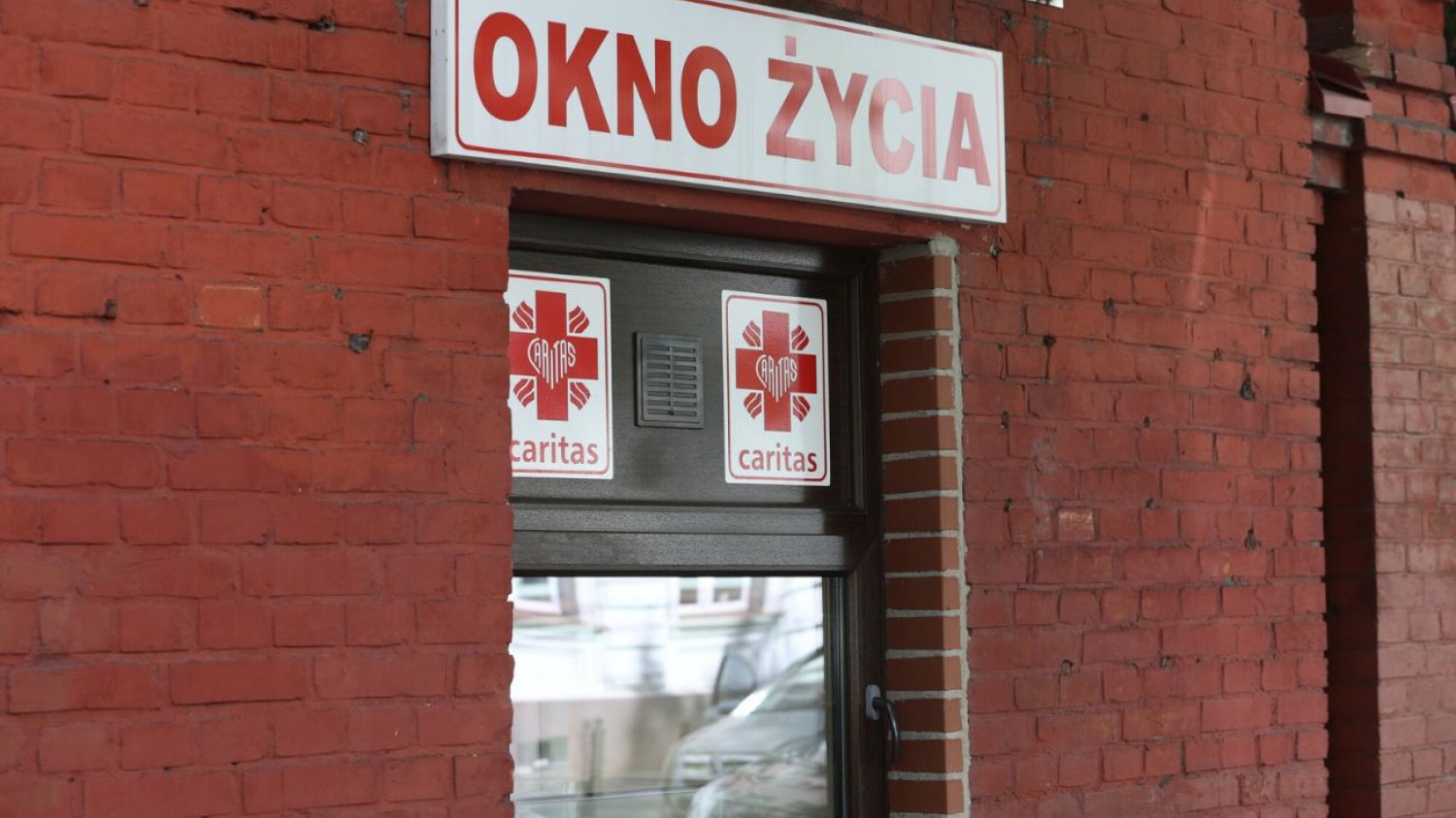 2-letni chłopiec w oknie życia we Wrocławiu. Policja szuka jego rodziców.