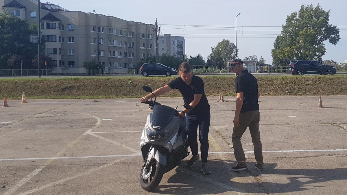 Nauka rozpoczyna się od nauki prowadzenia jednośladu po parkingu.