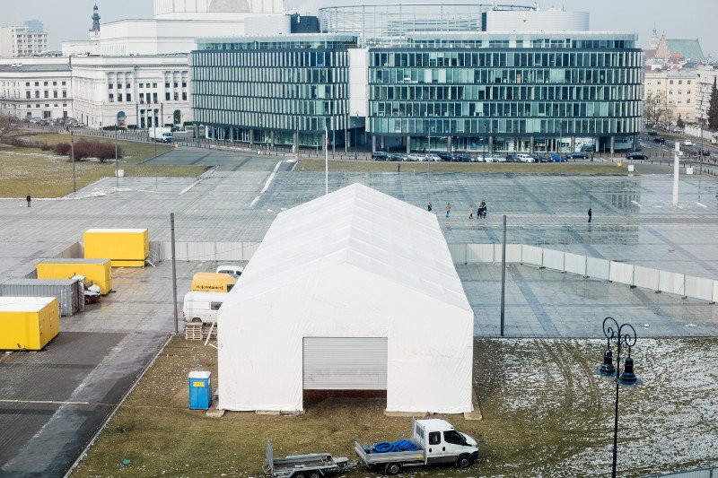 Jak będzie wyglądał pomnik smoleński na pl. Piłsudskiego w Warszawie? Prace nad monumentem trwają pod tym namiotem. Odsłonięcie w 8. rocznicę katastrofy smoleńskiej.