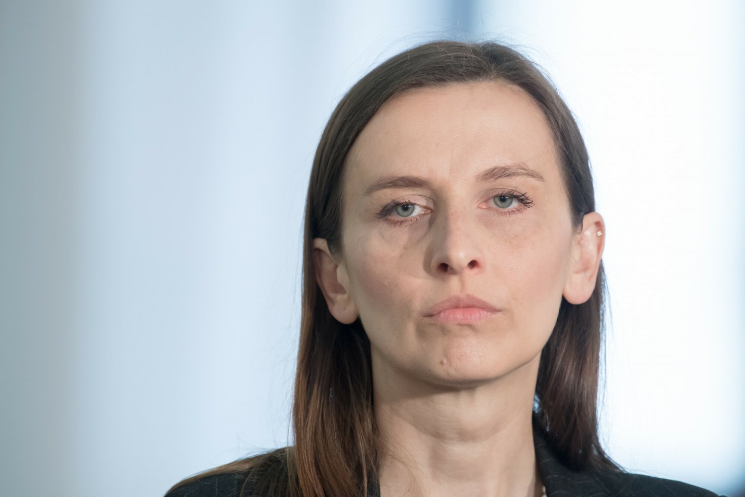 "Newsweek" przytacza historię, według której europosłanka Zielonych Sylwia Spurek ma zabraniać pracownikom swojego biura jedzenia kanapek z jajkiem. Europosłanka Zielonych Sylwia Spurek, która ma zabraniać pracownikom swojego biura w PE jedzenia kanapek z jajkiem.