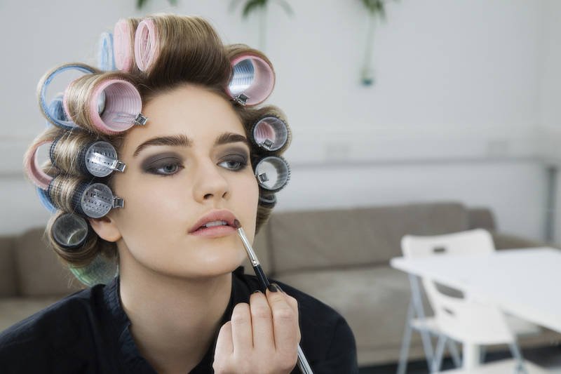 Zasada używania wałków jest prosta: przy czole i skroniach zawsze wybieramy walki o nieco większej średnicy. Żeby uniknąć efektu "baranka" z czasów świetności Abby