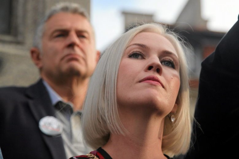 Małgorzata Dobrzańska-Frasyniuk na Facebooku poinformowała o kolejnej wizycie policji w ich domu.