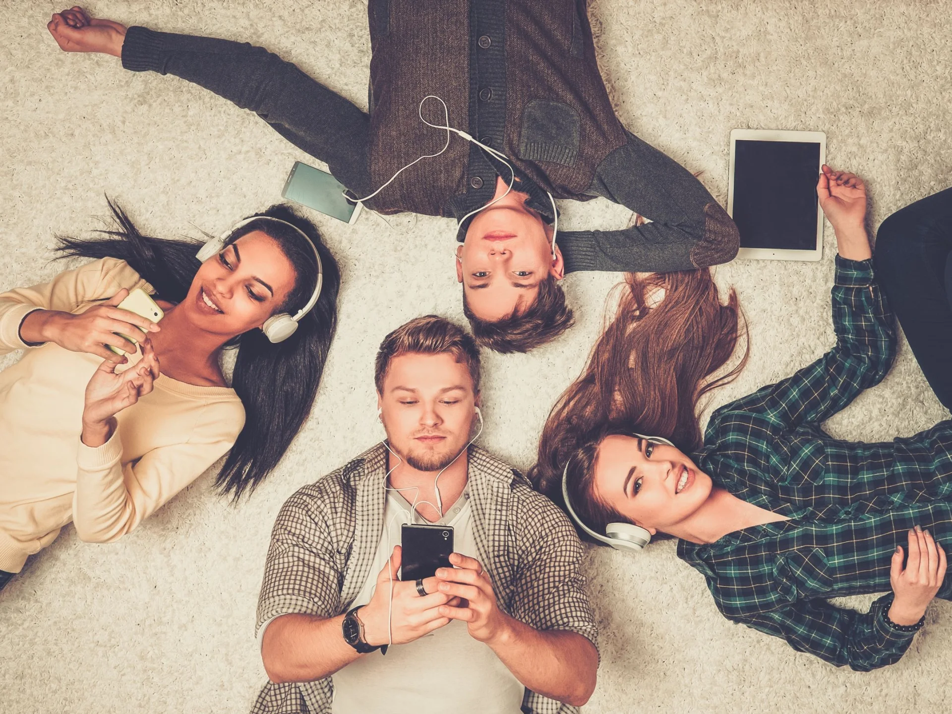 Samotność w wielkim mieście to nie wyrok. Sąsiadów możesz znaleźć na Facebooku!