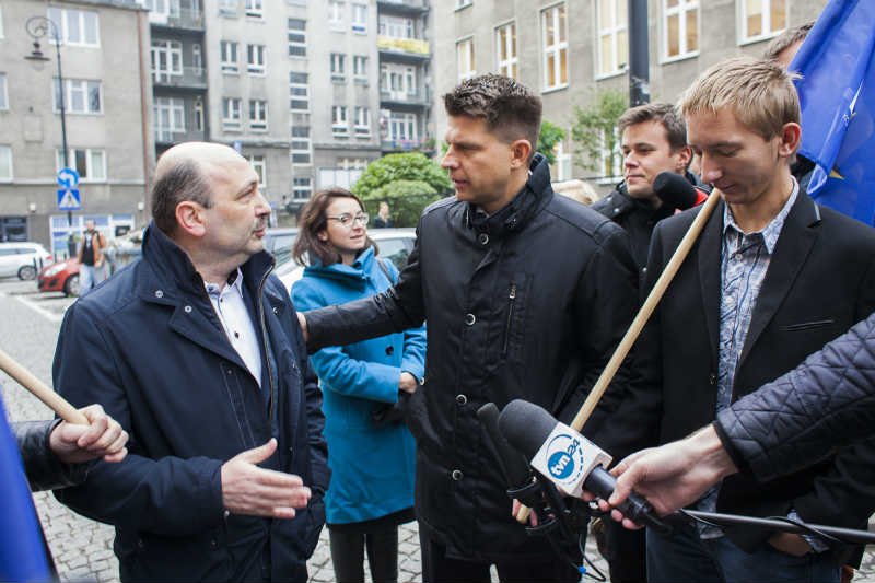 Partia KORWiN poszła na wojnę z Ryszardem Petru.