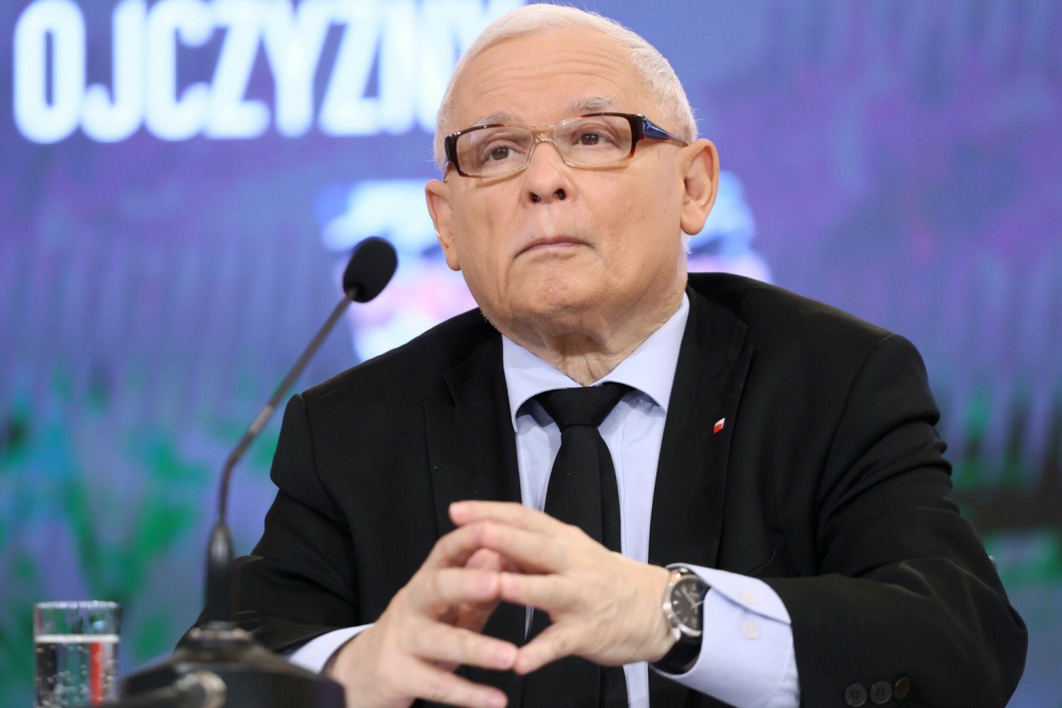 Serwis braci Karnowskich wPolityce.pl postanowił wziąć w obronę przysypiającego na konferencji prasowej Jarosława Kaczyńskiego z odwrotnie założonym zegarkiem.