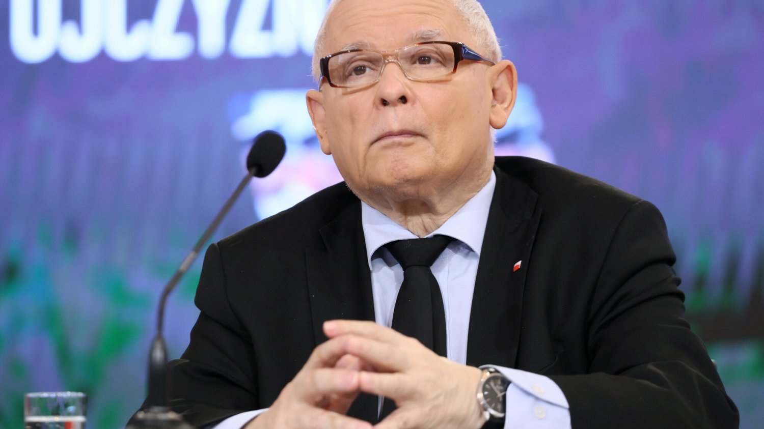 Serwis braci Karnowskich wPolityce.pl postanowił wziąć w obronę przysypiającego na konferencji prasowej Jarosława Kaczyńskiego z odwrotnie założonym zegarkiem.