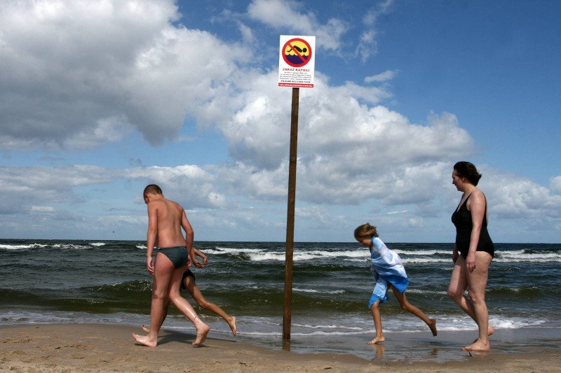Dzieci weszły do wody w miejscu, gdzie jest kategoryczny zakaz kąpieli. 14-latek zmarł w szpitalu, trwają poszukiwania jego siostry i brata. Zdjęcie poglądowe.
