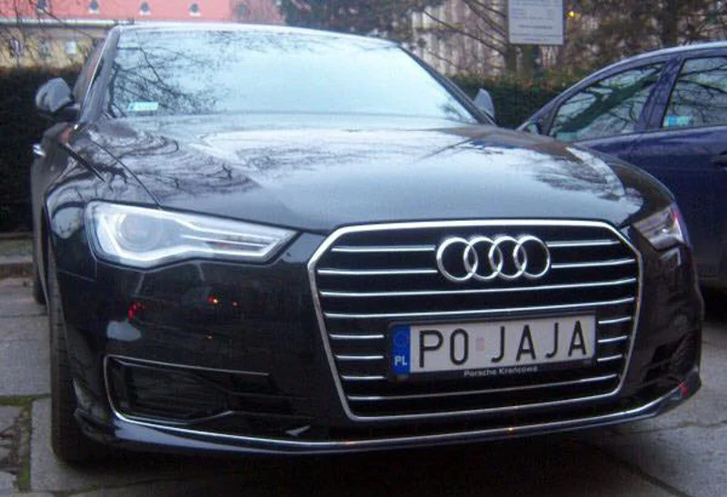 Właściciel tego samochodu na pewno często odwiedza kurzą fermę.