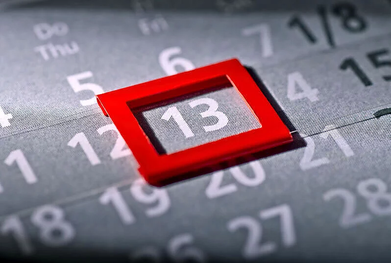 Piątek trzynastego — dlaczego ta data uznawana jest za pechową? [PRZESĄDY]