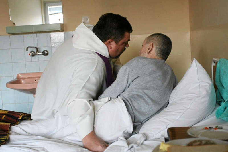 Kapelani w szpitalach są zatrudniani na etat przez państwowe placówki, chociaż NFZ nie łoży na ten cel