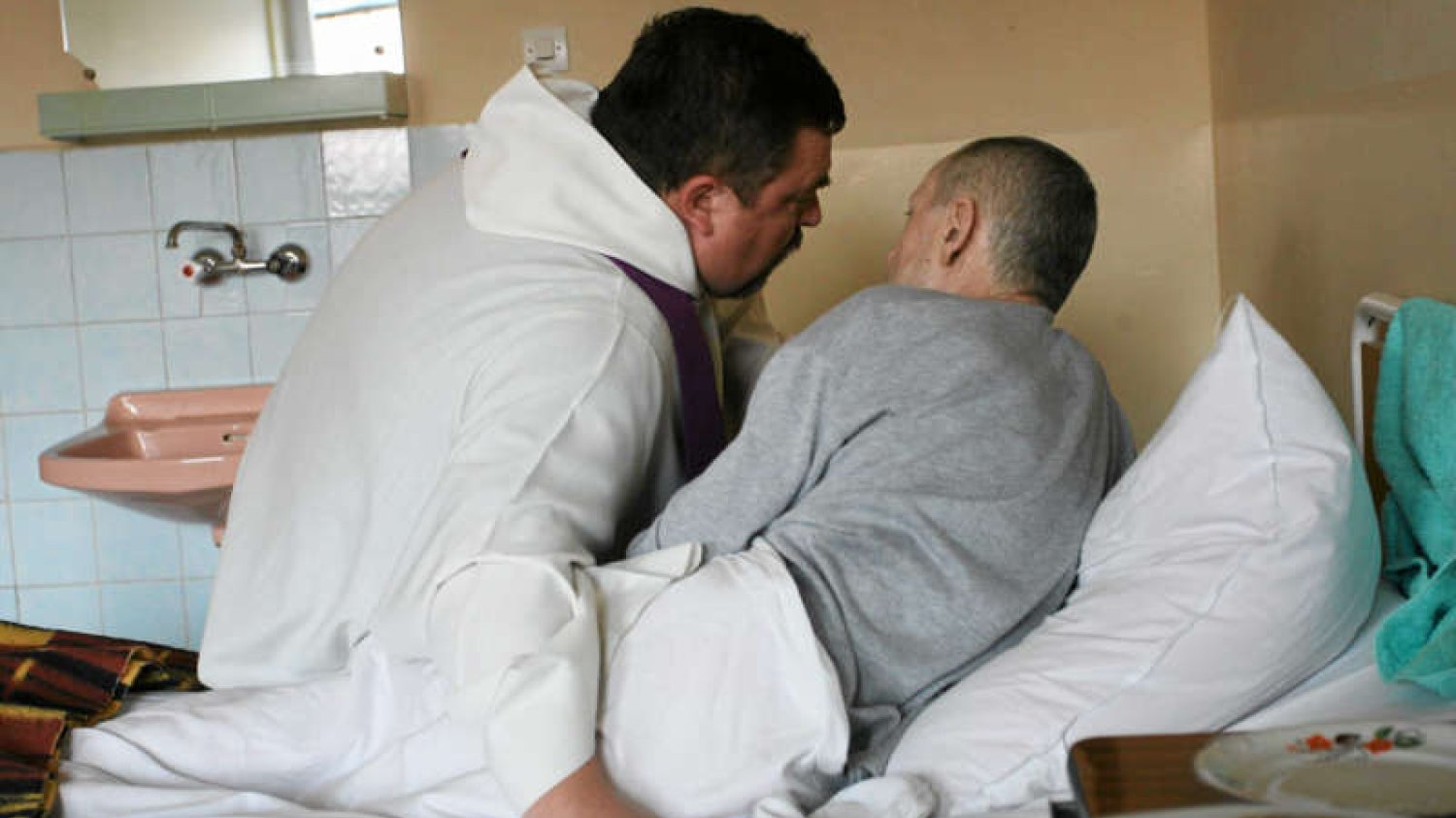 Kapelani w szpitalach są zatrudniani na etat przez państwowe placówki, chociaż NFZ nie łoży na ten cel