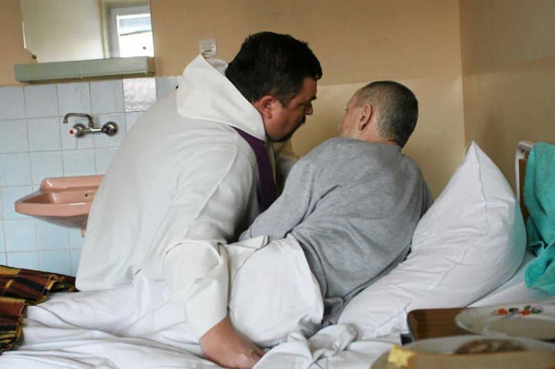 Kapelani w szpitalach są zatrudniani na etat przez państwowe placówki, chociaż NFZ nie łoży na ten cel