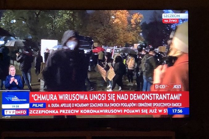 Tak TVP relacjonuje protesty kobiet przeciw zakazowi aborcji embriopatologicznej.