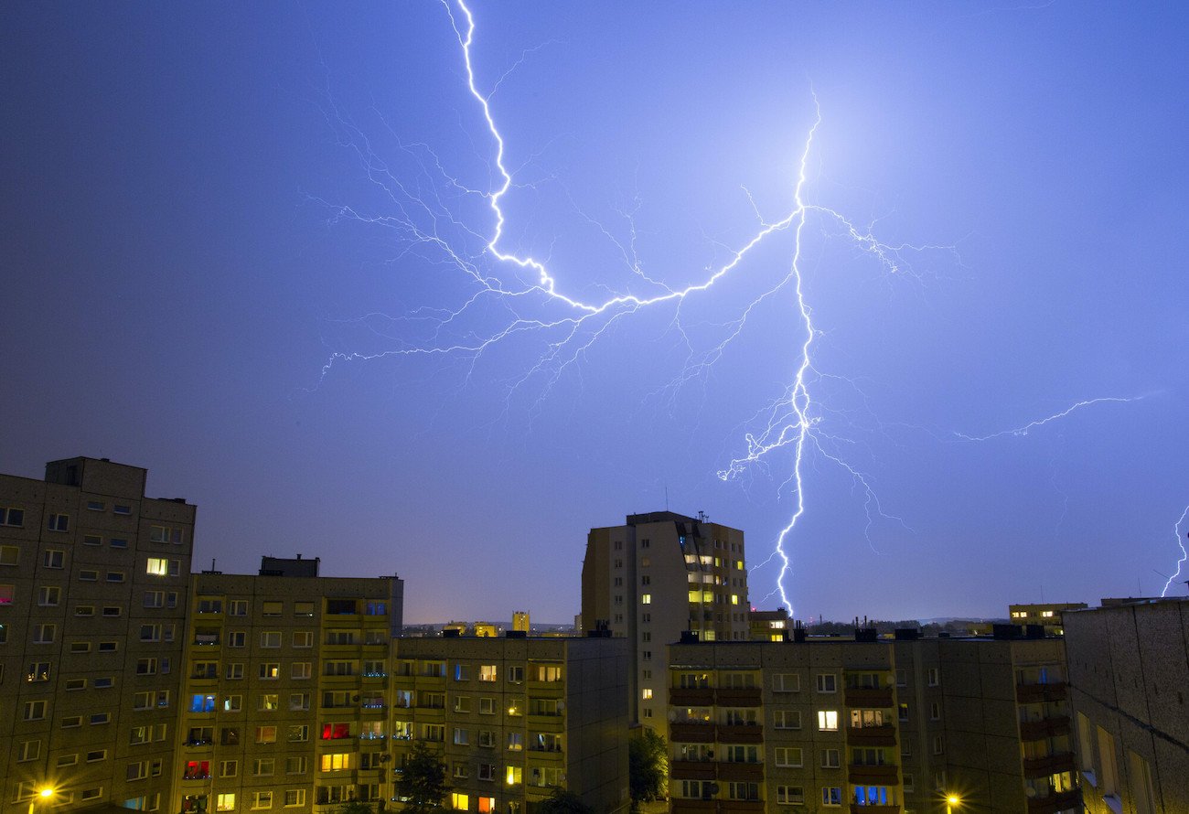 Na koniec długiego weekendu nad Polskę nadciągną burze.