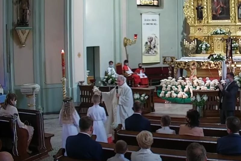 Ksiądz w czasie komunii mówił dzieciom, że krzyki i klapsy od rodziców są dopuszczalne.