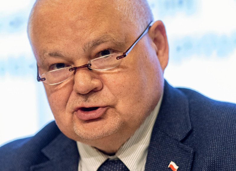 Adam Glapiński tak bronił swoich współpracowniczek,że aż uderzył w feministki