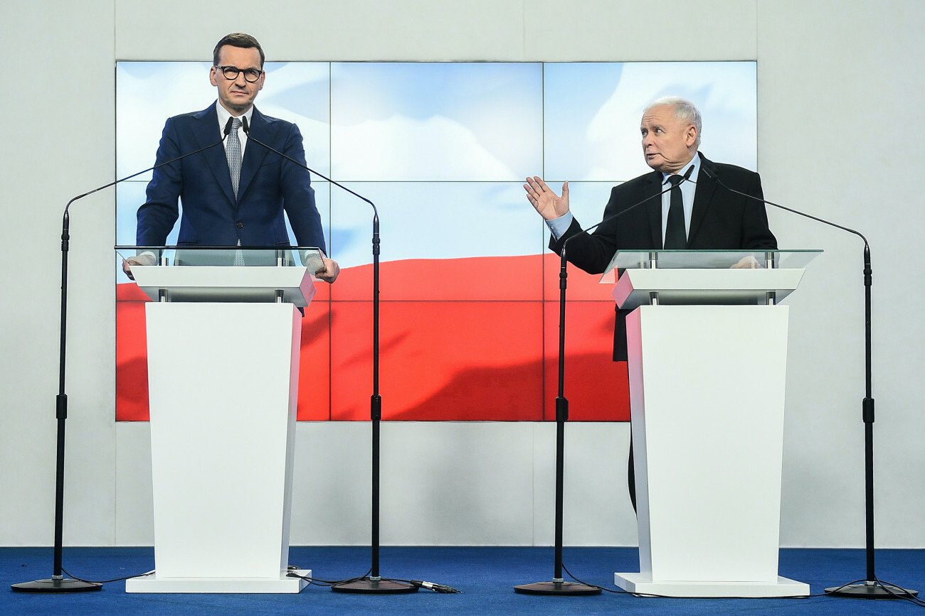 Premier Mateusz Morawiecki i prezes PiS Jarosław Kaczyński podczas konferencji prasowej 28 listopada 2022 roku (zdjęcie ilustracyjne).