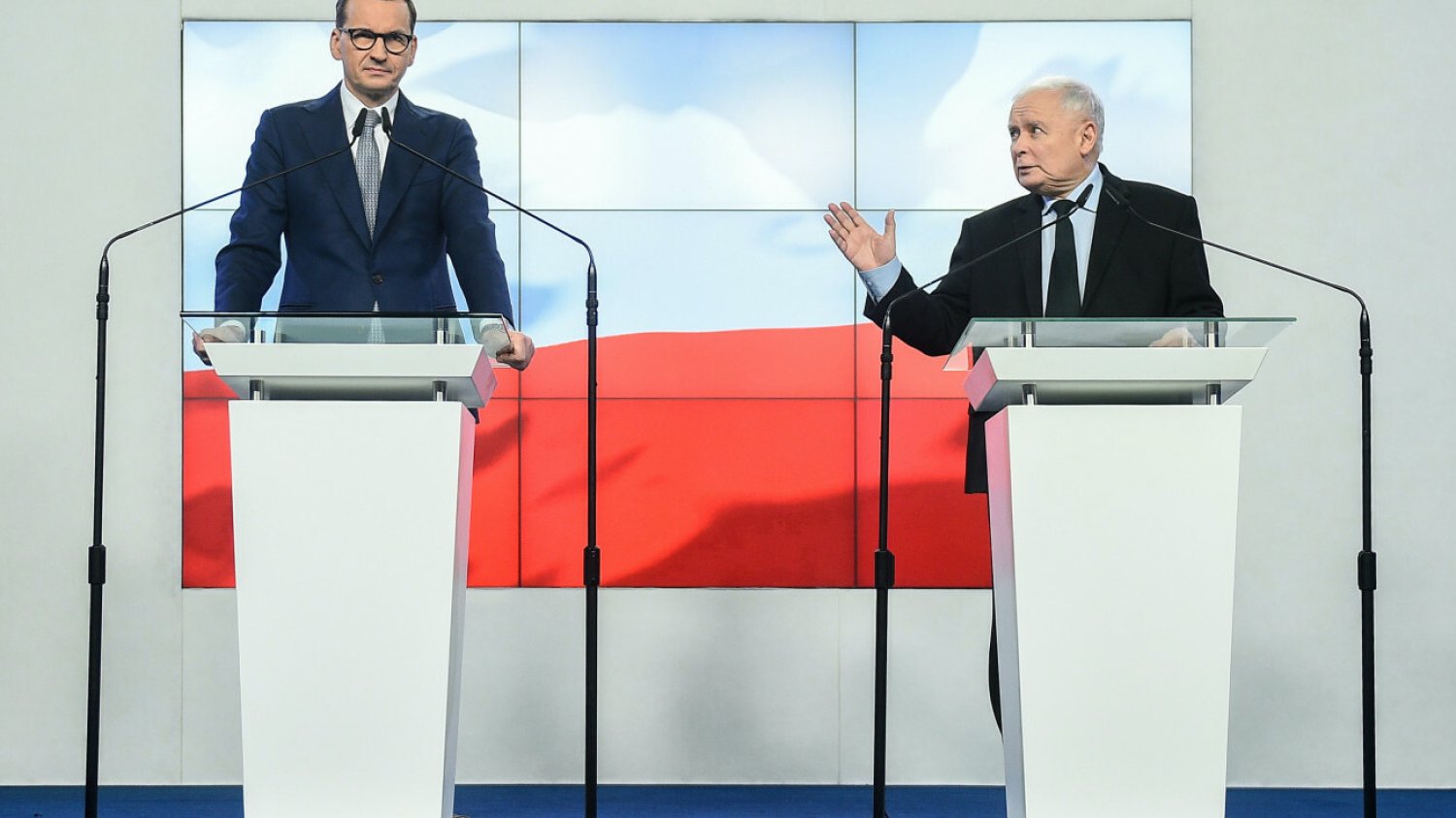 Premier Mateusz Morawiecki i prezes PiS Jarosław Kaczyński podczas konferencji prasowej 28 listopada 2022 roku (zdjęcie ilustracyjne).
