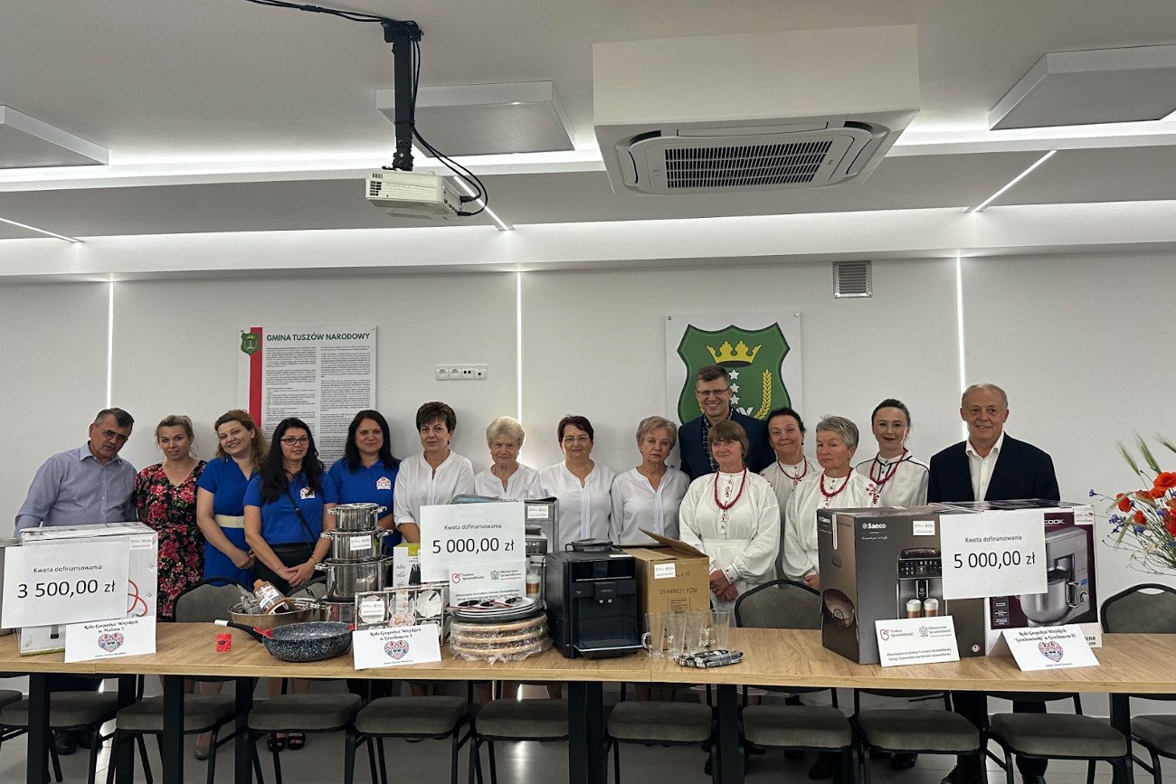 Wiceminister Marcin Warchoł pokazał zdjęcia sprzętów, które otrzymały koła gospodyń wiejskich w gminie Tuszów Narodowy.