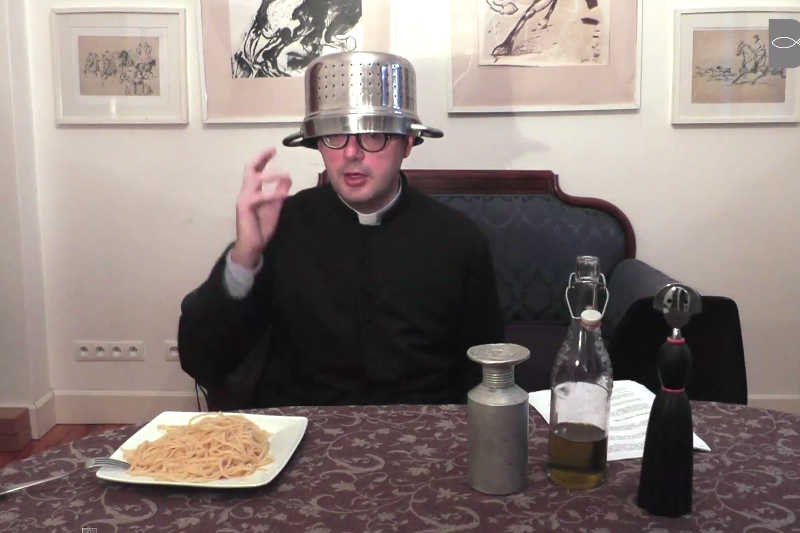 Ks. Jan Kaczkowski wyzwał pastafarian na "intelektualny pojedynek".