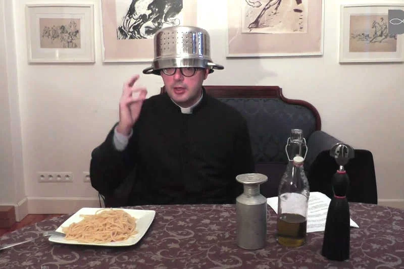 Ks. Jan Kaczkowski wyzwał pastafarian na "intelektualny pojedynek".
