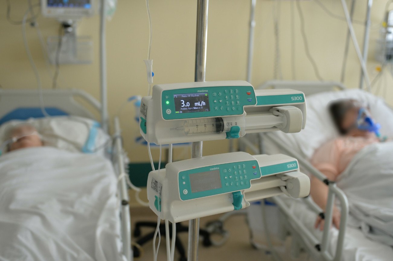 Sala covidowa, pacjenci.