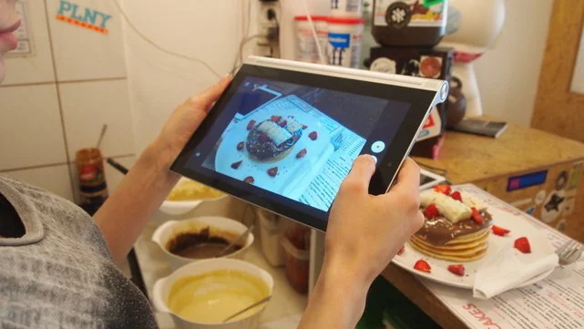 Nowy "jedzeniowy" trend: klienci chętnie robią zdjęcia słodkości w Mr. Pancake i wrzucają je na Facebooka lub Instagram. Na zdjęciu Lenovo Yoga Tablet 2.
