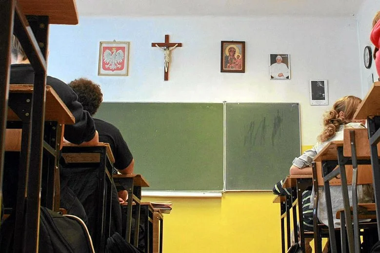 Sondaż: Większość Polaków nie chce, by lekcje religii odbywały się w szkole.