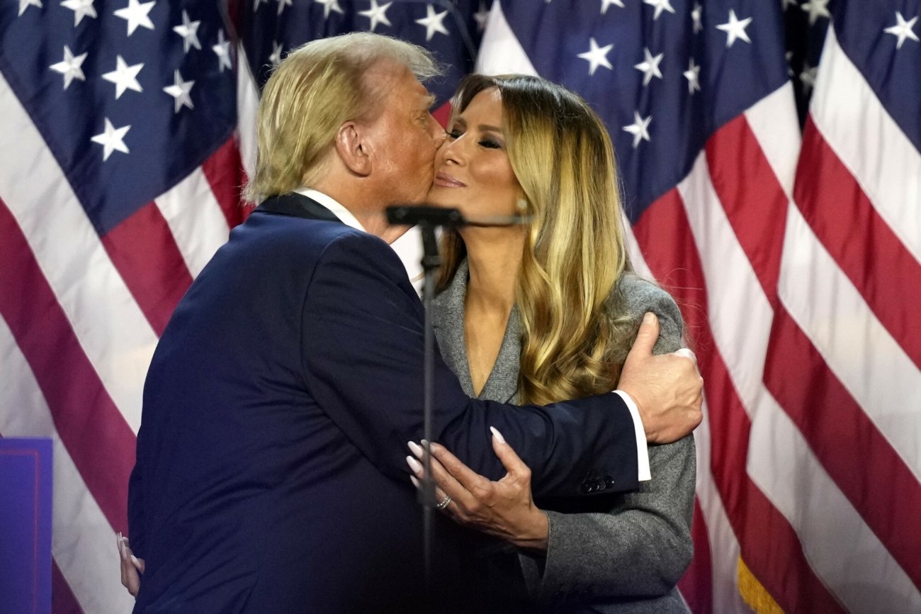 Wieczór wyborczy w USA. Melania Trump na tle amerykańskich flag dostaje pocałunek w policzek od swojego męża, następnego prezydenta Stanów Zjednoczonych Donalda Trumpa.
