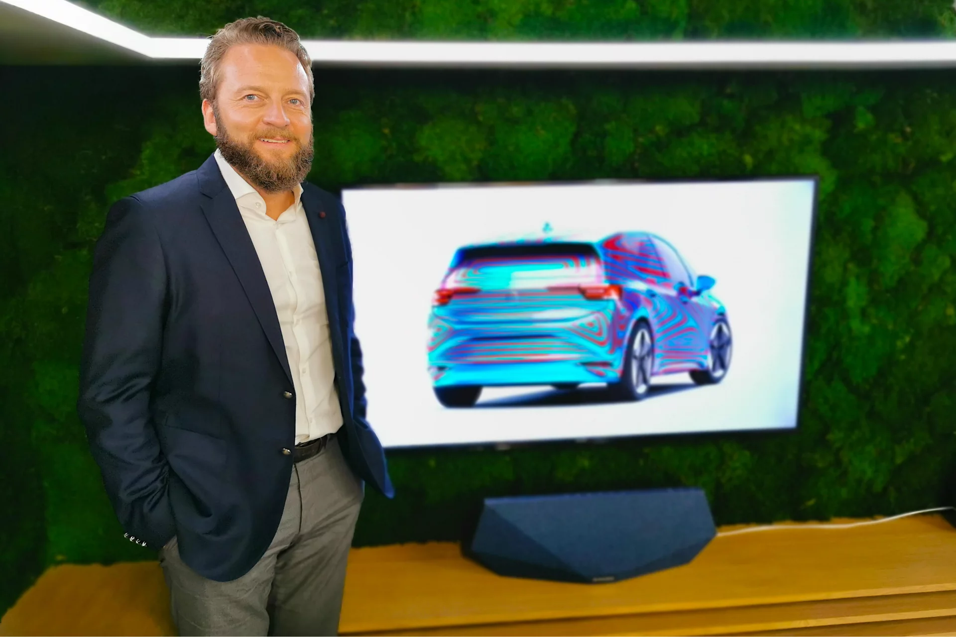 Łukasz Zadworny, w tle Volkswagen ID.3