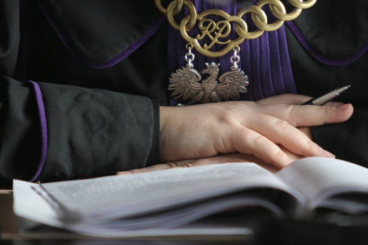 Rzecznik dyscyplinarny chce zawieszenia w obowiązkach czterech sędziów sądów okręgowych.