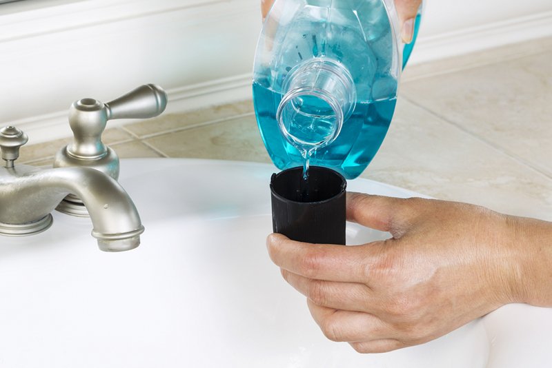 Używasz płynu do płukania ust? Naukowcy mówią, że szkodzi zdrowiu