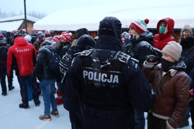 Kibice pod Wielką Krokwią podczas konkursu drużynowego rozegranego 16 stycznia. Puchar Świata w Zakopanem. Ulice wokół Wielkiej Krokwi wyłączone z ruchu, apel organizatorów.