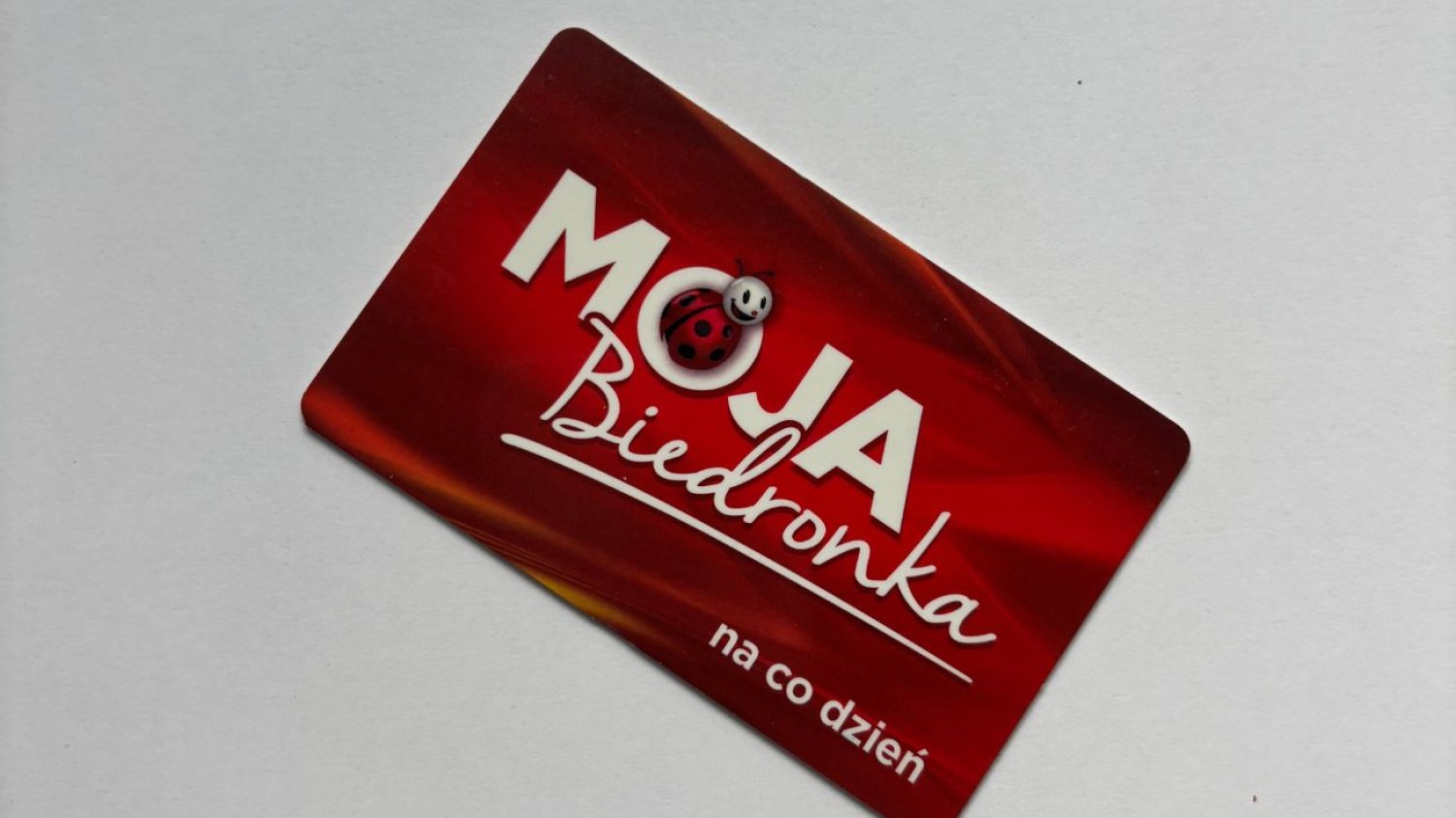 Kartę Moja Biedronka trzeba wyrobić od nowa. To jedyna opcja w tej sytuacji.