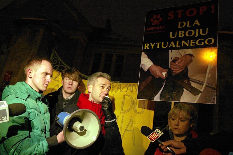 PO wprowadzi dyscyplinę partyjną ws. uboju rytualnego. Biedroń: Hańba!