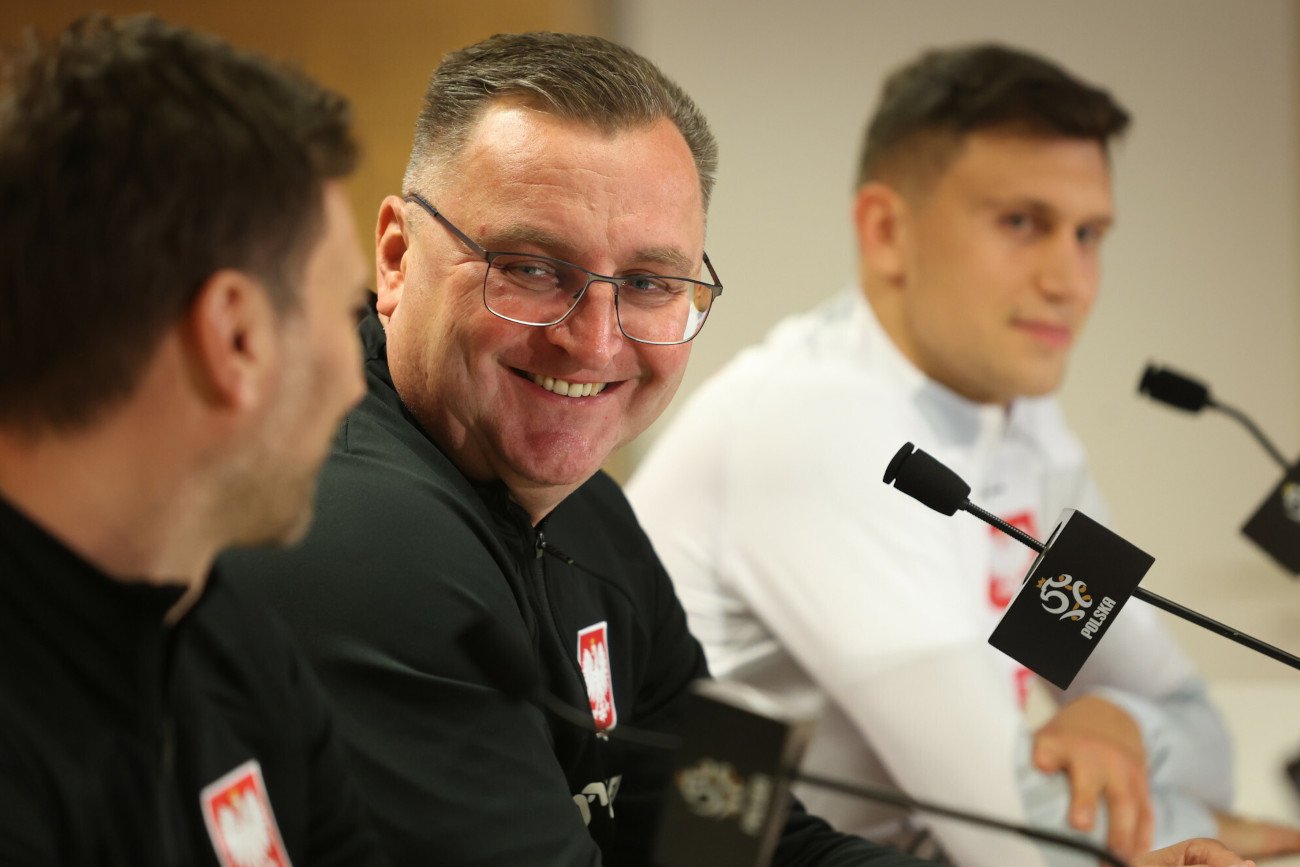 Trener Czesław Michniewicz w towarzystwie Krystiana Bielika pojawił się na wtorkowej konferencji prasowej.