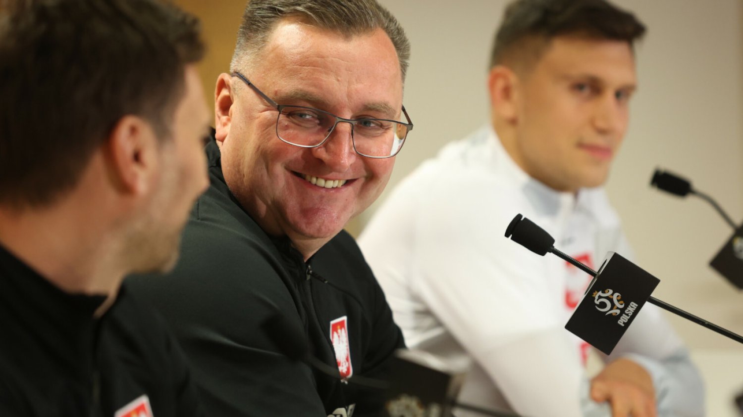 Trener Czesław Michniewicz w towarzystwie Krystiana Bielika pojawił się na wtorkowej konferencji prasowej.