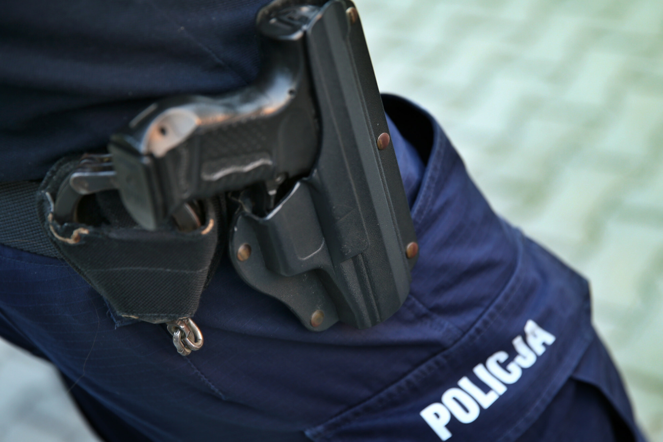 Policjant wystrzelił ostrą amunicję w...okno komisariatu. Skandal na komendzie w Radomiu