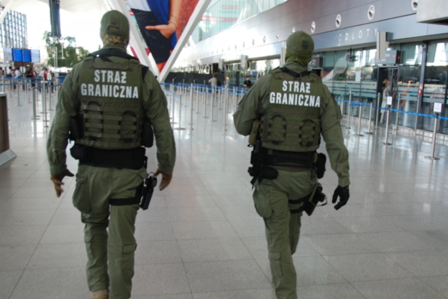 Agresywny pasażer wywołał burdę na lotnisku. Poszło o rozmiar bagażu.